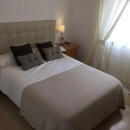 Apartment A Large Self Contained With 2 Bedrooms With Balcony - 1 Double And 1 Family With 4 Single Beds *