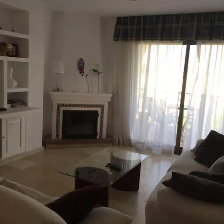 Apartment A Large Self Contained With 2 Bedrooms With Balcony - 1 Double And 1 Family With 4 Single Beds