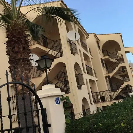 Apartment A Large Self Contained With 2 Bedrooms With Balcony - 1 Double And 1 Family With 4 Single Beds