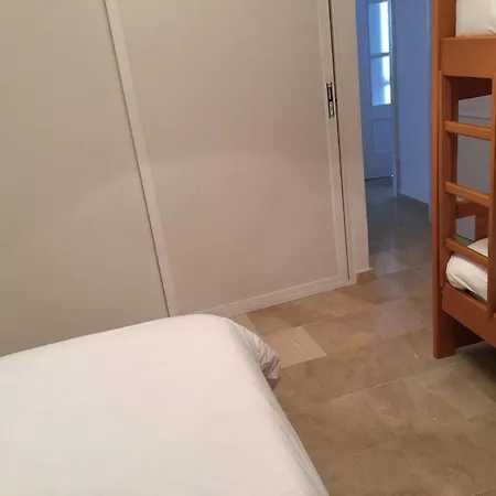 Apartment A Large Self Contained With 2 Bedrooms With Balcony - 1 Double And 1 Family With 4 Single Beds *