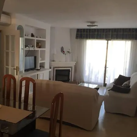 A Large Self Contained With 2 Bedrooms With Balcony - 1 Double And 1 Family With 4 Single Beds Apartment *