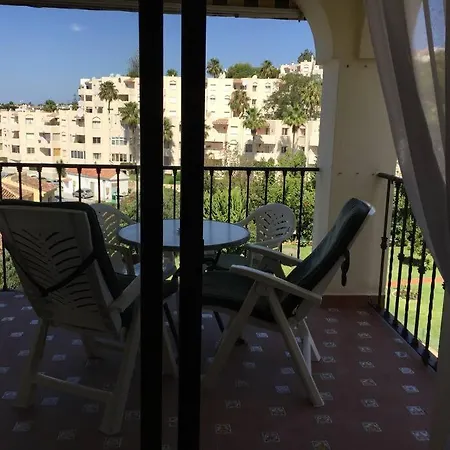A Large Self Contained With 2 Bedrooms With Balcony - 1 Double And 1 Family With 4 Single Beds Apartment *
