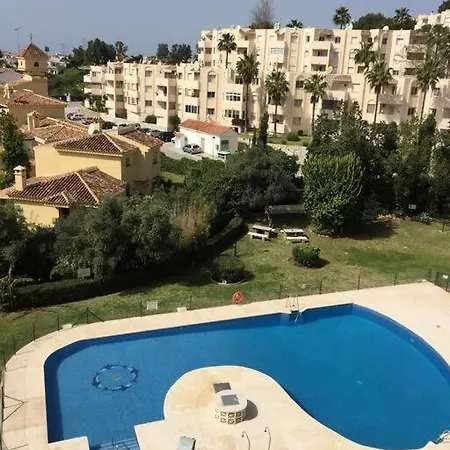 A Large Self Contained With 2 Bedrooms With Balcony - 1 Double And 1 Family With 4 Single Beds *