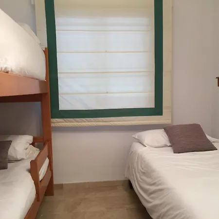 A Large Self Contained With 2 Bedrooms With Balcony - 1 Double And 1 Family With 4 Single Beds Apartment *
