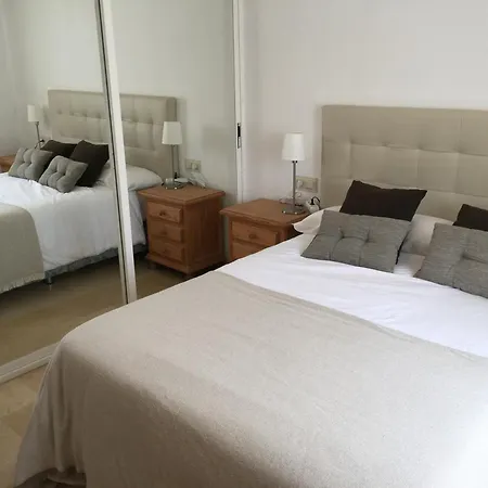A Large Self Contained With 2 Bedrooms With Balcony - 1 Double And 1 Family With 4 Single Beds Apartment *