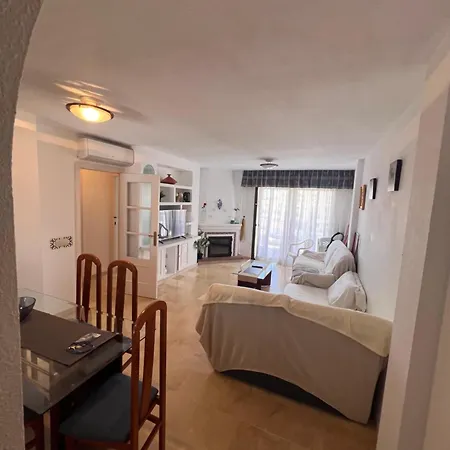 A Large Self Contained With 2 Bedrooms With Balcony - 1 Double And 1 Family With 4 Single Beds Apartment *