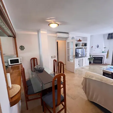 A Large Self Contained With 2 Bedrooms With Balcony - 1 Double And 1 Family With 4 Single Beds Apartment *