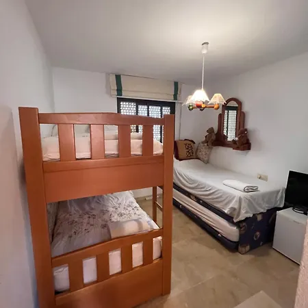Apartment A Large Self Contained With 2 Bedrooms With Balcony - 1 Double And 1 Family With 4 Single Beds *