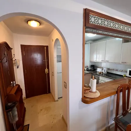 Apartment A Large Self Contained With 2 Bedrooms With Balcony - 1 Double And 1 Family With 4 Single Beds