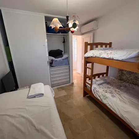 A Large Self Contained With 2 Bedrooms With Balcony - 1 Double And 1 Family With 4 Single Beds Apartment