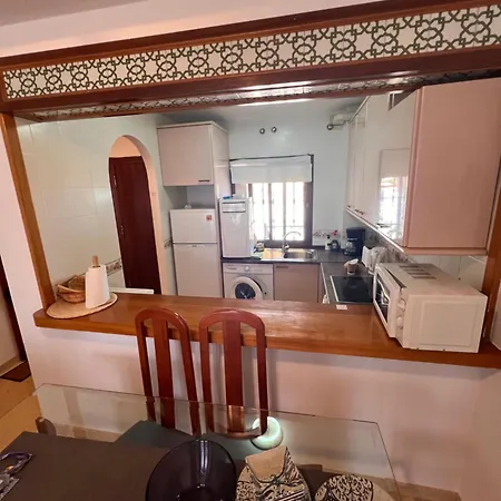 Apartment A Large Self Contained With 2 Bedrooms With Balcony - 1 Double And 1 Family With 4 Single Beds