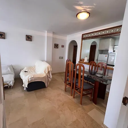 A Large Self Contained With 2 Bedrooms With Balcony - 1 Double And 1 Family With 4 Single Beds *