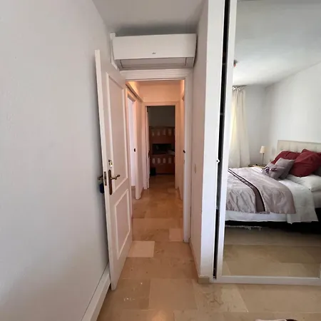 A Large Self Contained With 2 Bedrooms With Balcony - 1 Double And 1 Family With 4 Single Beds Apartment