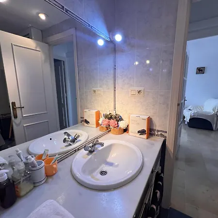 A Large Self Contained With 2 Bedrooms With Balcony - 1 Double And 1 Family With 4 Single Beds Apartment *