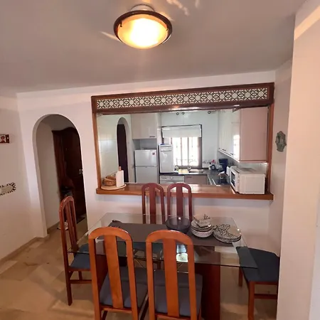 Apartment A Large Self Contained With 2 Bedrooms With Balcony - 1 Double And 1 Family With 4 Single Beds *