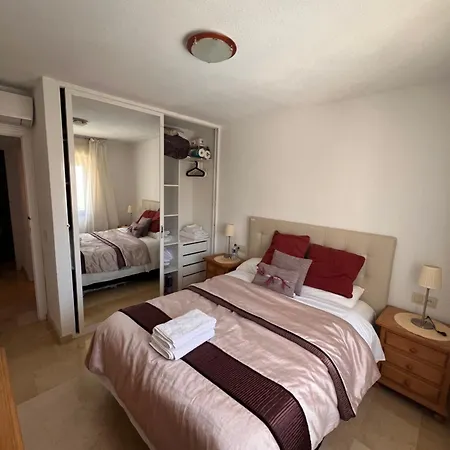 A Large Self Contained With 2 Bedrooms With Balcony - 1 Double And 1 Family With 4 Single Beds *