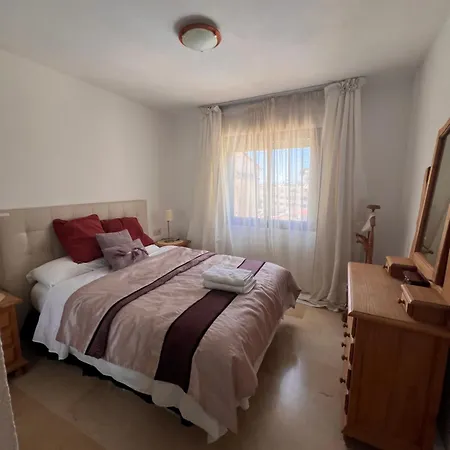 Apartment A Large Self Contained With 2 Bedrooms With Balcony - 1 Double And 1 Family With 4 Single Beds *