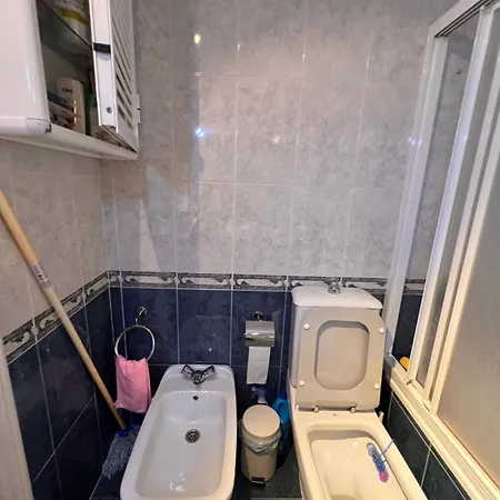 A Large Self Contained With 2 Bedrooms With Balcony - 1 Double And 1 Family With 4 Single Beds Apartment