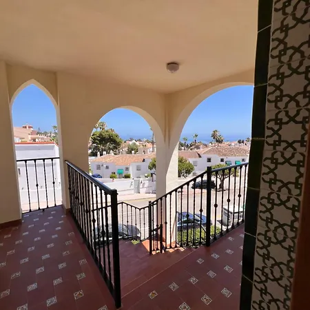 A Large Self Contained With 2 Bedrooms With Balcony - 1 Double And 1 Family With 4 Single Beds Apartment *